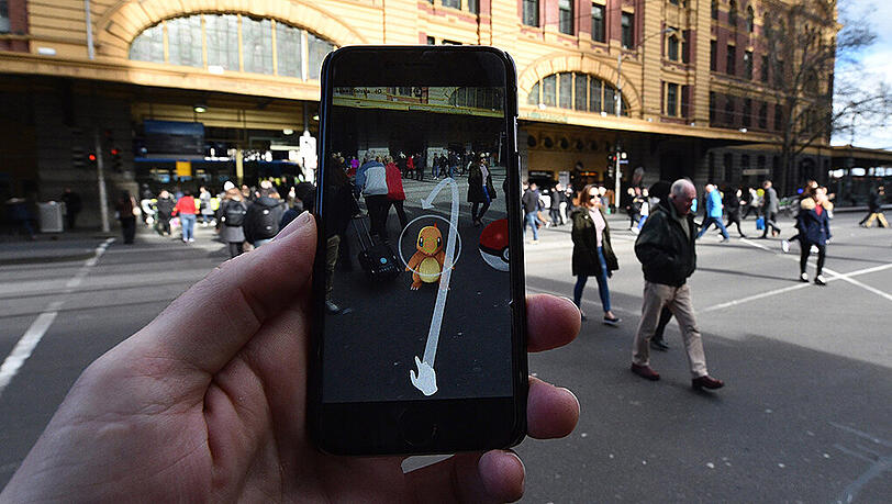 Bei "Pokémon Go" werden die kleinen Monster per Smartphone in die Umgebung integriert. Bei "Pokémon Go" werden die kleinen Monster per Smartphone in die Umgebung integriert.