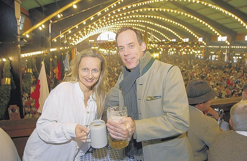 Nicht nur im Stück ein Vater: Dean Welterlen mit seiner Freundin, der Schauspielerin Jana Werner, die alkoholfrei zuprotest.