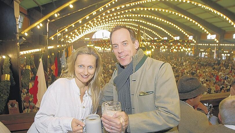 Nicht nur im Stück ein Vater: Dean Welterlen mit seiner Freundin, der Schauspielerin Jana Werner, die alkoholfrei zuprotest. Nicht nur im Stück ein Vater: Dean Welterlen mit seiner Freundin, der Schauspielerin Jana Werner, die alkoholfrei zuprotest.