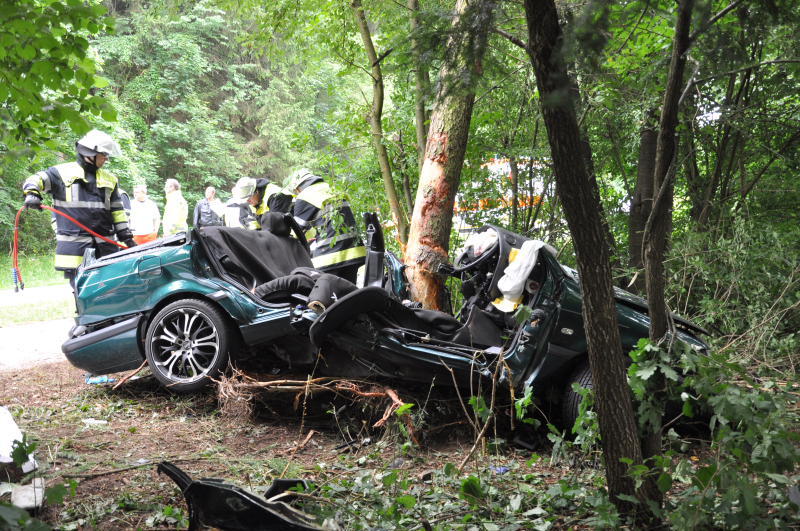 Der Wagen zerschellte an einem Baum - der Fahrer starb an der Unfallstelle.