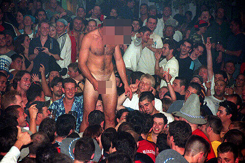 Wenn auf der Theresienwiese die Lichter ausgehen, geht die Fete für viele Wiesngäste erst richtig los! Was dabei passieren kann, hat die AZ in den absurdesten, skurrilsten und witzigsten Bilder für Sie zusammengestellt.