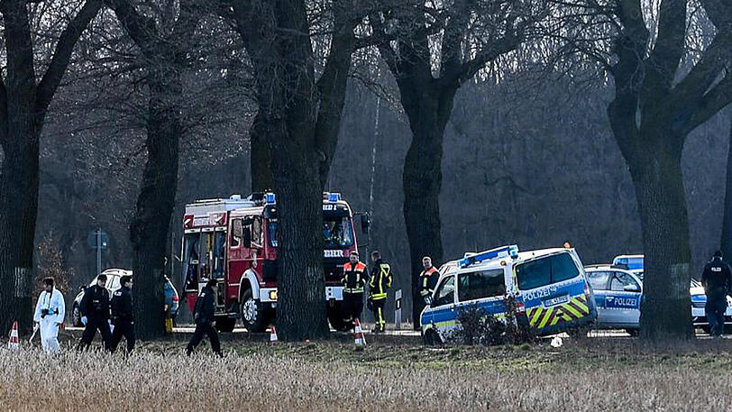 Polizeifahrzeuge sperren die B87 zwischen Oegeln und Beeskow ab. Hier wurden die zwei Polizisten überfahren.