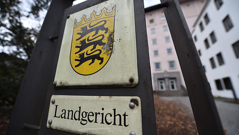 Eine 30-Jährige, die ihr Baby kurz nach der Geburt erstickt hat, muss für fünf Jahre in Haft. Eine 30-Jährige, die ihr Baby kurz nach der Geburt erstickt hat, muss für fünf Jahre in Haft.