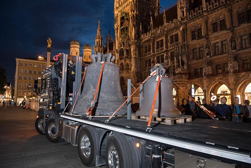Von der Ankunft auf dem Lkw bis rauf in den Turm - verfolgen Sie den Weg der Jubiläumsglocke in Bildern.