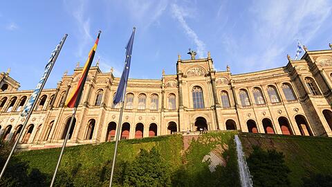 SPD und Grüne befürchten im bayerischen Landtag eine Verkürzung ihrer Redezeit.