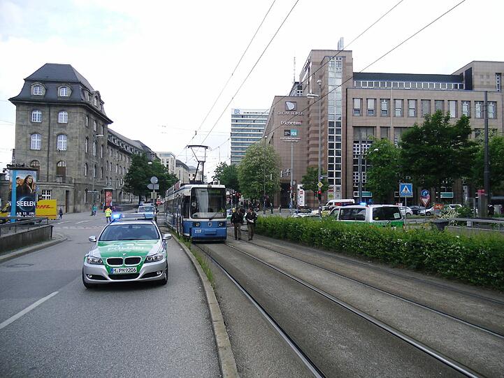 Trambahn-Unfall am Hauptbahnhof: Ein etwa 50-jähriger Mann ist vor den Zug gerannt und dabei schwer verletzt worden. Die Bilder