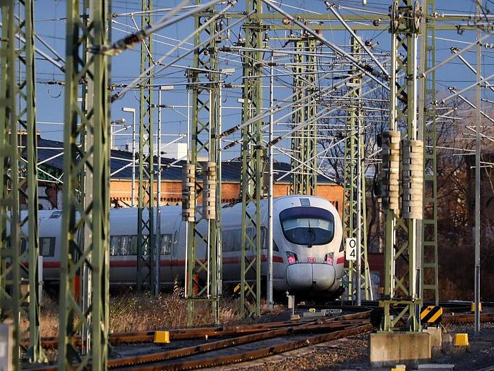 Ein ICE steht auf dem Vorfeld im Hauptbahnhof Leipzig. Jeder vierte Fernzug der Deutschen Bahn ist im vergangenen Jahr zu spät gekommen.