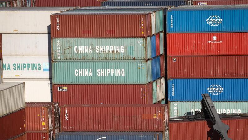 Export-Container im Hamburg Hafen. Volkswirten zufolge könnte die deutsche Industrie unter Lieferengpässen in Folge des Coronavirus aus China noch mehr leiden. Export-Container im Hamburg Hafen. Volkswirten zufolge könnte die deutsche Industrie unter Lieferengpässen in Folge des Coronavirus aus China noch mehr leiden.