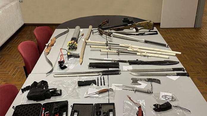 Die Polizei hat bei einem Mann in Moosach zahlreiche Waffen gefunden.
