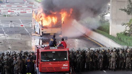 Bei Straßenschlachten in Bagkok gab es 70 Verletzte. Bei Straßenschlachten in Bagkok gab es 70 Verletzte.