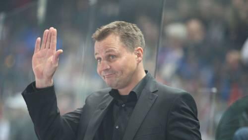 Hat er den passenden Plan auf seinem Zettel? Noch rätselt Tiger-Trainer Andreas Brockmann, warum seinen Stürmern vor dem Tor immer wieder die Nerven versagen. Hat er den passenden Plan auf seinem Zettel? Noch rätselt Tiger-Trainer Andreas Brockmann, warum seinen Stürmern vor dem Tor immer wieder die Nerven versagen.