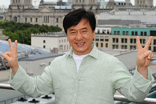 Jackie Chan wirbelt heute als Action Star durch die Wohnzimmer der Welt. Wer den Chinesen mal in einer etwas anderen Rolle sehen will, dem sei der Film "All In The Family" aus dem Jahr 1975 ans Herz gelegt.