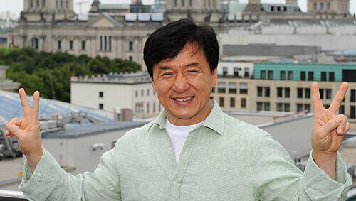 Jackie Chan wirbelt heute als Action Star durch die Wohnzimmer der Welt. Wer den Chinesen mal in einer etwas anderen Rolle sehen will, dem sei der Film "All In The Family" aus dem Jahr 1975 ans Herz gelegt. Jackie Chan wirbelt heute als Action Star durch die Wohnzimmer der Welt. Wer den Chinesen mal in einer etwas anderen Rolle sehen will, dem sei der Film "All In The Family" aus dem Jahr 1975 ans Herz gelegt.