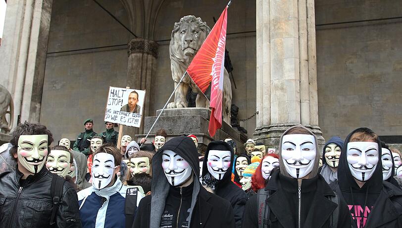 Affige Kostüme, witzige Plakate und viele Masken: Die Bilder von der Anti-ACTA-Demo in München