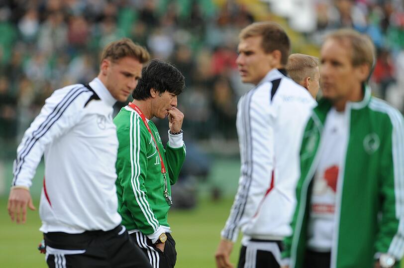 Die DFB-Elf trainiert im Lechia-Stadion und 11.000 Fans jubeln. Ein rauschender Empfang für Jogis Jungs. Die Bilder