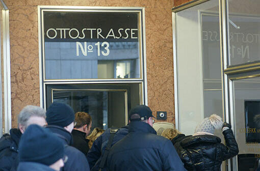 Richter, Klägerin und Anwälte stehen vor dem Haus Ottostraße 13.