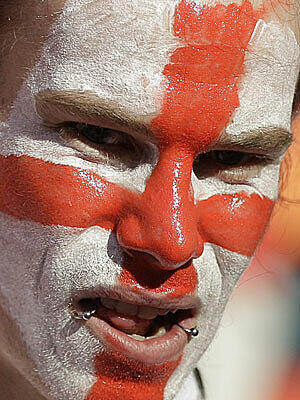 Am Dienstagabend trifft unsere Elf auf England, den Erzrivalen der deutschen Nationalmannschaft. Und diese Fans wollen wir nicht jubeln sehen!