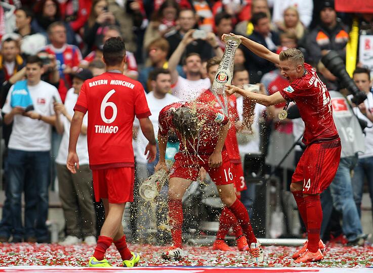 Konfetti, Bierduschen und Meisterschale: Die besten Bilder von der Bayern-Party aus der Allianz Arena!