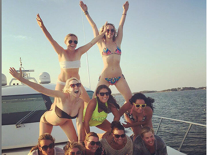 Amy Schumer - auf der mittleren Etage der Pyramide links - und Jennifer Lawrence - stolz obenauf rechts - scheinen im gemeinsamen Urlaub viel Spaß zu haben