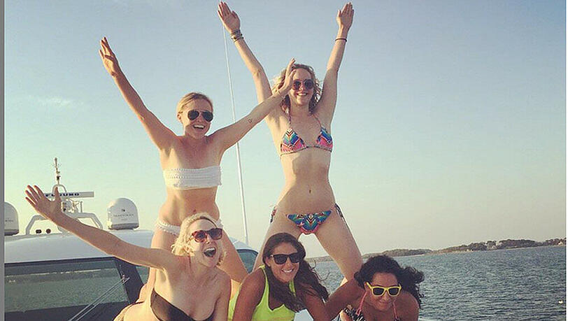 Amy Schumer - auf der mittleren Etage der Pyramide links - und Jennifer Lawrence - stolz obenauf rechts - scheinen im gemeinsamen Urlaub viel Spaß zu haben Amy Schumer - auf der mittleren Etage der Pyramide links - und Jennifer Lawrence - stolz obenauf rechts - scheinen im gemeinsamen Urlaub viel Spaß zu haben
