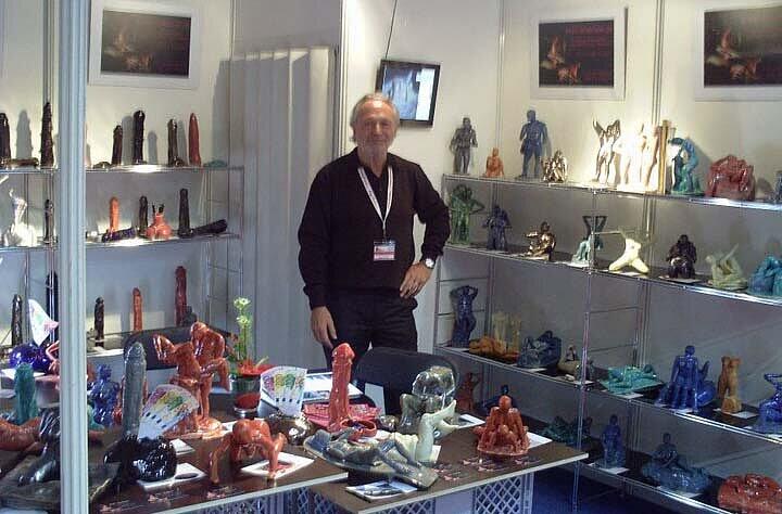Harald Z. inmitten seiner Kunstwerke auf der Erotikmesse "Venus"