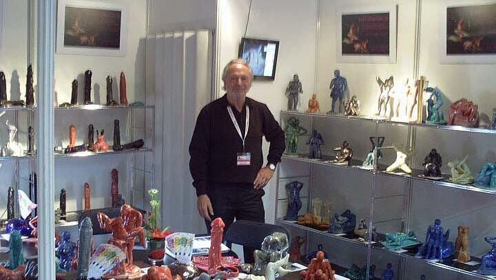 Harald Z. inmitten seiner Kunstwerke auf der Erotikmesse "Venus" Harald Z. inmitten seiner Kunstwerke auf der Erotikmesse "Venus"