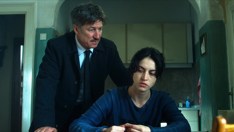 Ausgerechnet der wurstige Kommissar Steiner (Tobias Moretti) ist der erste, dem Özge (Violetta Schurawlow) vertraut. Ausgerechnet der wurstige Kommissar Steiner (Tobias Moretti) ist der erste, dem Özge (Violetta Schurawlow) vertraut.