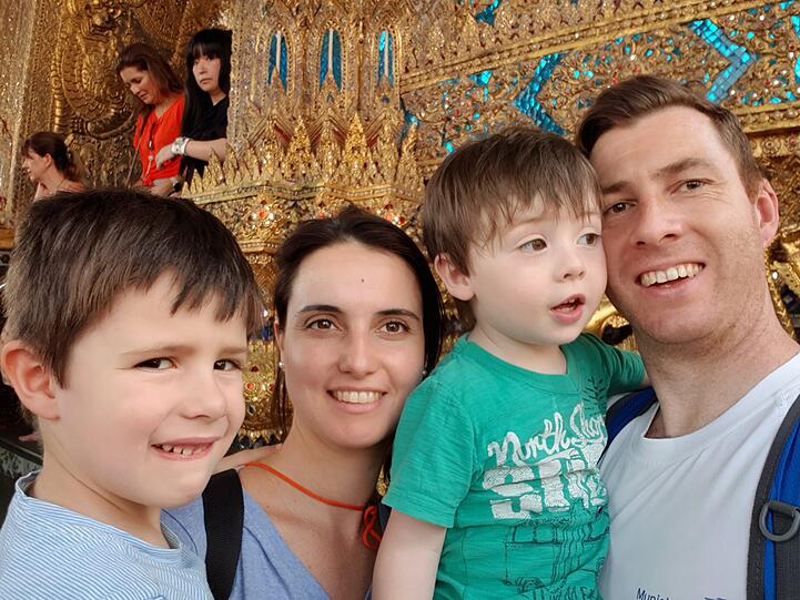 Diego und Leandro sind mit ihren Eltern Patrick und Carolina in der Welt unterwegs.