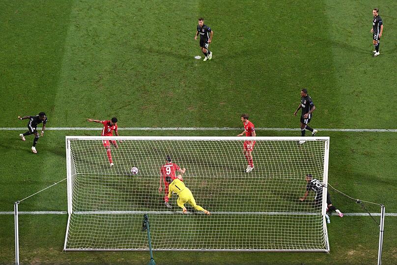 Bei Bayerns 2:0 muss Serge Gnabry (2 v l) nur noch den Ball über die Linie drücken.