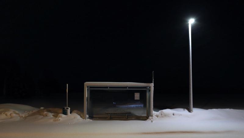Eine Bushaltestelle an einer mit Neuschnee bedeckten Straße in Ruderatshofen. Eine Bushaltestelle an einer mit Neuschnee bedeckten Straße in Ruderatshofen.