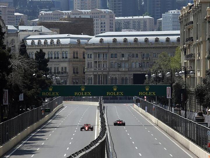 Begegnung beim Training auf der Rennstrecke von Baku: Charles Leclerc (l) und Sebastian Vettel (r) in Aktion.