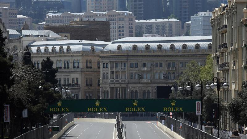 Begegnung beim Training auf der Rennstrecke von Baku: Charles Leclerc (l) und Sebastian Vettel (r) in Aktion. Begegnung beim Training auf der Rennstrecke von Baku: Charles Leclerc (l) und Sebastian Vettel (r) in Aktion.
