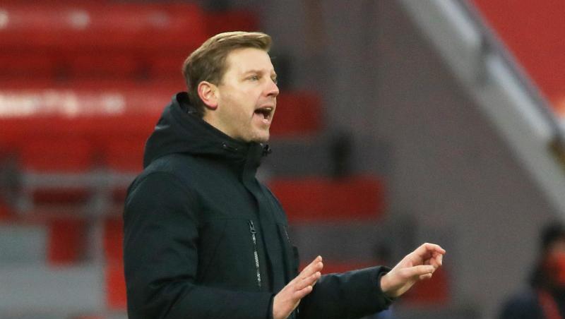 Bremens Trainer Florian Kohfeldt steht am Spielfeldrand.