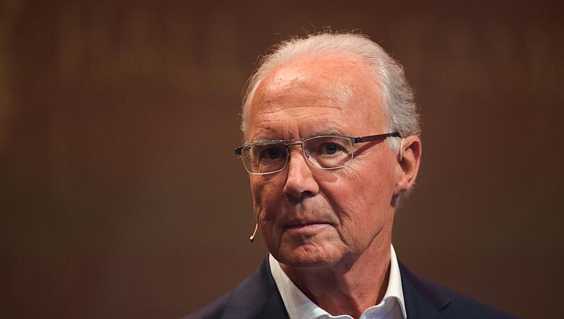 Franz Beckenbauer steht bei einer Gala auf der Bühne.