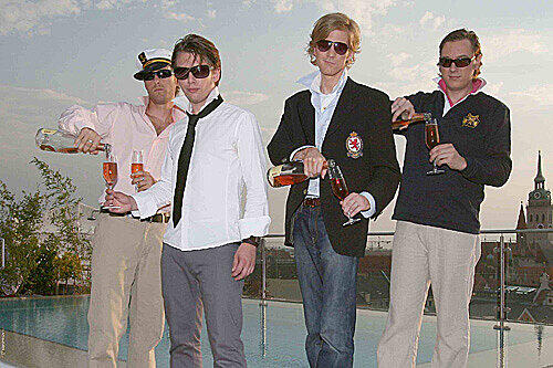 Lassen den Champagner fließen: Yachtmeister, Goldmann X, MC Erbgraf und Bon C (von links) suchen dekadente Kandidaten für ihr Kaviar-Musikvideo. Foto: Klaus Primke