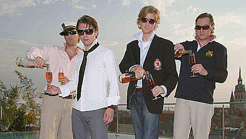 Lassen den Champagner fließen: Yachtmeister, Goldmann X, MC Erbgraf und Bon C (von links) suchen dekadente Kandidaten für ihr Kaviar-Musikvideo. Foto: Klaus Primke Lassen den Champagner fließen: Yachtmeister, Goldmann X, MC Erbgraf und Bon C (von links) suchen dekadente Kandidaten für ihr Kaviar-Musikvideo. Foto: Klaus Primke