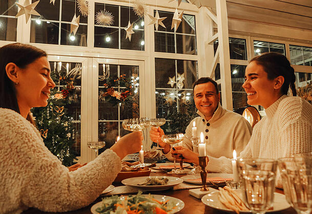 Bars und Restaurants haben auch über Weihnachten geöffnet, Reservierungen werden aber oft empfohlen. Bars und Restaurants haben auch über Weihnachten geöffnet, Reservierungen werden aber oft empfohlen.