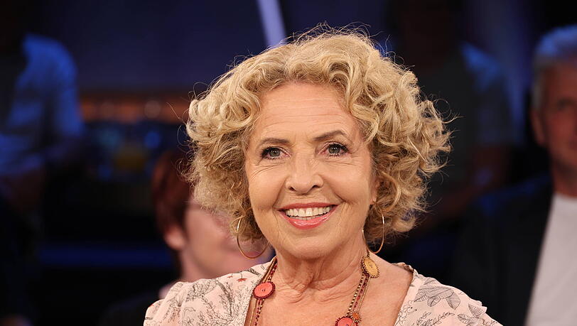 Schauspielerin Michaela May spricht in der "NDR Talk Show" über ihr Privatleben und gibt Einblicke in ihre Ehe.