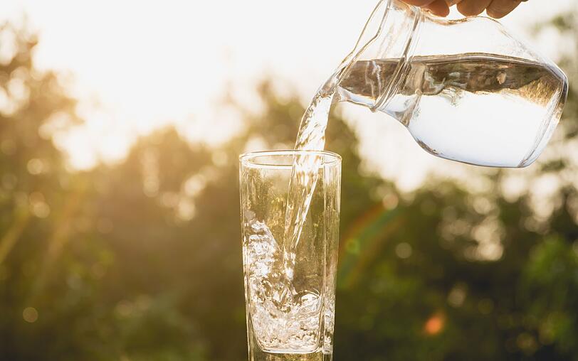 Doch der allererste Griff bei eintretender Müdigkeit sollte zum Wasserglas gehen! Denn auch ein Flüssigkeitsmangel kann zu Müdigkeit führen. Trinken Sie also beherzt ein großes Glas Wasser. Sollten Sie morgens eher schlecht aus dem Bett kommen, dann stellen Sie sich unter eine kalte Dusche. Auch das befördert Sie ganz natürlich ins Reich der Lebenden zurück. Doch der allererste Griff bei eintretender Müdigkeit sollte zum Wasserglas gehen! Denn auch ein Flüssigkeitsmangel kann zu Müdigkeit führen. Trinken Sie also beherzt ein großes Glas Wasser. Sollten Sie morgens eher schlecht aus dem Bett kommen, dann stellen Sie sich unter eine kalte Dusche. Auch das befördert Sie ganz natürlich ins Reich der Lebenden zurück.