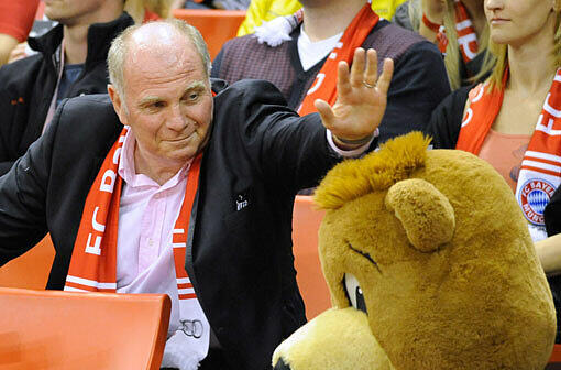 Bayern-Präsident Uli Hoeneß besucht das Spiel der Bayern-Basketballer gegen Alba Berlin, klopft dem Maskottchen des Vereins auf den Kopf.