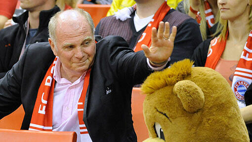 Bayern-Präsident Uli Hoeneß besucht das Spiel der Bayern-Basketballer gegen Alba Berlin, klopft dem Maskottchen des Vereins auf den Kopf. Bayern-Präsident Uli Hoeneß besucht das Spiel der Bayern-Basketballer gegen Alba Berlin, klopft dem Maskottchen des Vereins auf den Kopf.