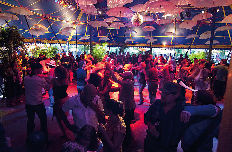 Schwer zu verkennen: Dies ist die &bdquo;tanzbar&ldquo;. Im Zelt gibt&rsquo;s neben Salsa- bis Tango-Veranstaltungen auch regelmäßig eine &bdquo;Silent Disco&ldquo;