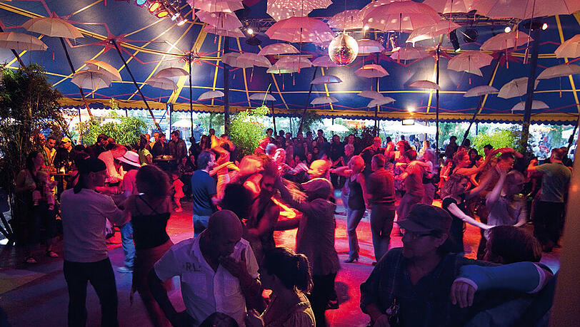 Schwer zu verkennen: Dies ist die „tanzbar“. Im Zelt gibt’s neben Salsa- bis Tango-Veranstaltungen auch regelmäßig eine „Silent Disco“ Schwer zu verkennen: Dies ist die „tanzbar“. Im Zelt gibt’s neben Salsa- bis Tango-Veranstaltungen auch regelmäßig eine „Silent Disco“