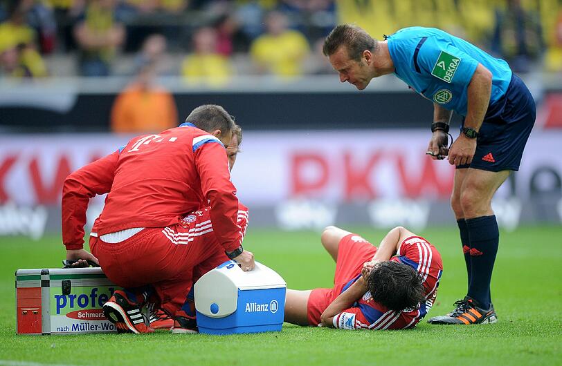 Schockmoment beim Spiel zwischen dem FC Bayern und Borussia Dortmund. Martinez muss den Platz verletzt verlassen.
