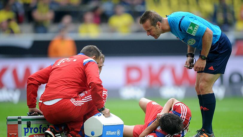 Schockmoment beim Spiel zwischen dem FC Bayern und Borussia Dortmund. Martinez muss den Platz verletzt verlassen. Schockmoment beim Spiel zwischen dem FC Bayern und Borussia Dortmund. Martinez muss den Platz verletzt verlassen.
