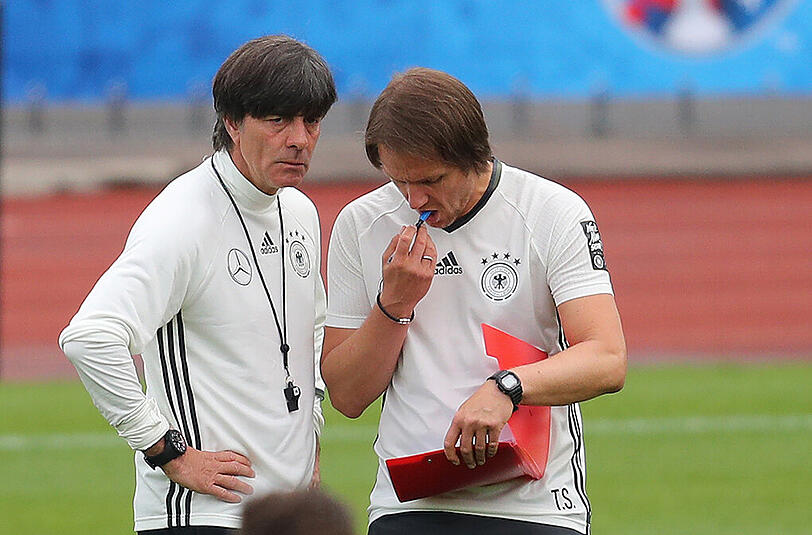 Tüfteln: Bundestrainer Joachim Löw (links) und Co-Trainer Thomas Schneider