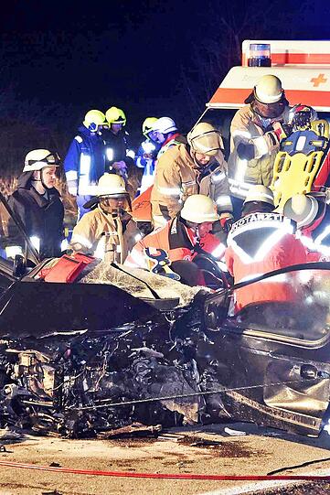 Horror-Crash auf der B304. Eine Frau wurde bei dem Unfall schwer verletzt.