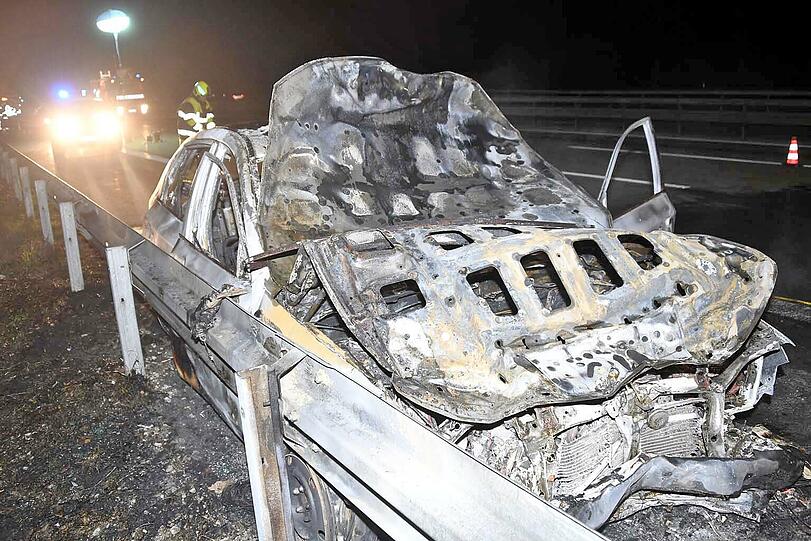 Trümmer und Autowracks auf der A95: Die Bilder vom Bergungseinsatz.