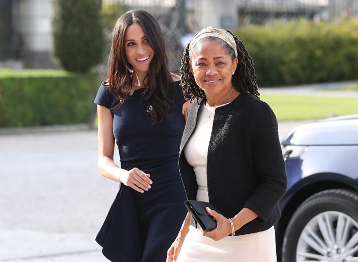Meghan Markle begleitet ihre Mutter Doria Ragland am Tag vor ihrer Hochzeit vor dem Cliveden House.