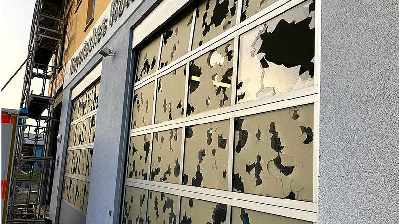 In Mitleidenschaft gezogen wurde auch die Wache des BRK in Germering. Die Glasscheiben der Tore sind vom Hagel zerstört.
